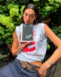 Не только поп-хиты: Дуа Липа рассказала о своей любви к чтению