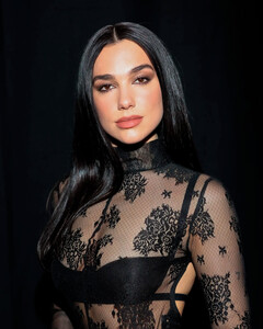 Дуа Липа появилась в «голом» кружевном платье на Неделе моды в Милане