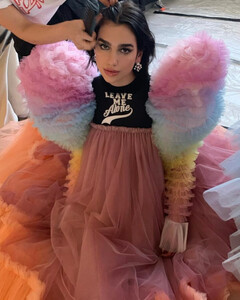 Дуа Липа выбрала платье – месседж от Viktor & Rolf