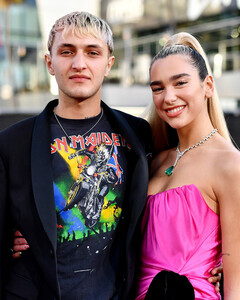 Очередной раскол: Дуа Липа и Анвар Хадид официально заявили о разрыве отношений