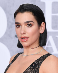 Бикини и меховые сапоги: Дуа Липа утепляется по-модному