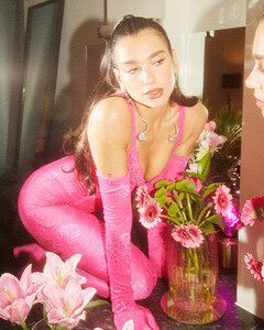 Дуа Липа показала стильный образ из своего концертного тура