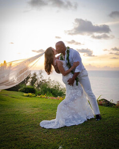 Дуэйн «Скала» Джонсон женился на давней подруге