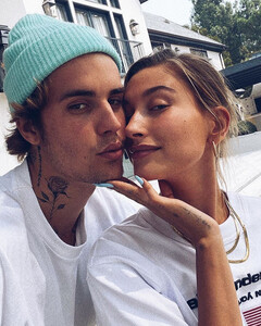 Джастин Бибер и Хейли Болдуин отметили годовщину свадьбы