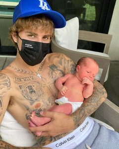 Дуэйн Джонсон уверен, что в 2021 году Джастин Бибер и Хейли Болдуин станут родителями