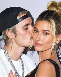 Джастин Бибер не отходил от Хейли ни на минуту, когда её увезли в больницу из-за тромба в мозгу