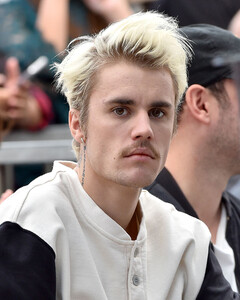 Джастин Бибер может потребовать у Twitter раскрыть личности девушек, обвинивших его в насилии