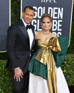 Дженнифер Лопес сыграет свадьбу после окончания карантина