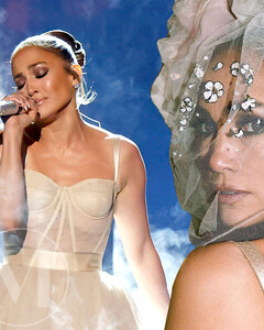 Дженнифер Лопес вышла на сцену American Music Awards 2021 в платье невесты