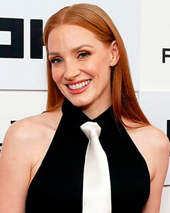 Джессика Честейн показала, как нужно носить галстук в особенные вечера