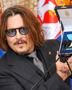 Джонни Депп заявил, что он «на пороге новой жизни», когда принимал медаль от президента Сербии