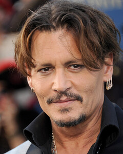 Менеджер обокрал Джонни Деппа на 650 миллионов долларов