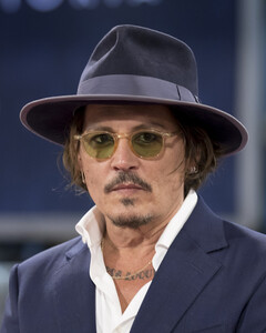 Джонни Депп выложил фото за тюремной решёткой