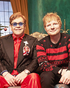 Эд Ширан и Элтон Джон сняли самый милый и уютный клип на Рождество