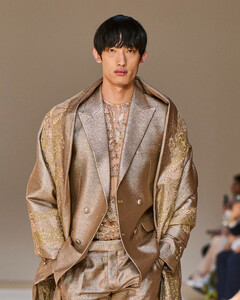 Не только вечерние платья: Elie Saab выпустил первую кутюрную коллекцию для мужчин