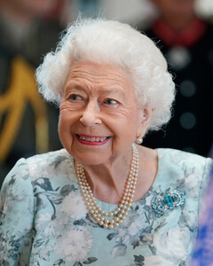 Королева Елизавета II вновь жалуется на проблемы со здоровьем и отменяет важное мероприятие в Балморале