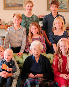 И снова подделка: портрет Елизаветы II в окружении Джорджа, Шарлотты и Луи подозревают в фотошопе