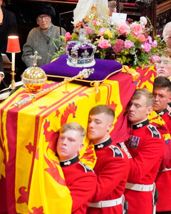 Гроб королевы Елизаветы II совершил последнюю процессию перед отъездом к месту упокоения