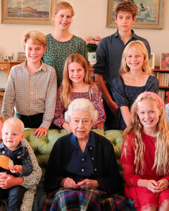 Кейт Миддлтон опубликовала эксклюзивную фотографию королевы Елизаветы II с правнуками в честь её дня рождения