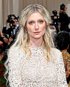 По мотивам леди Ди: Элизабет Дебики последовала примеру своей героини на Met Gala 2022