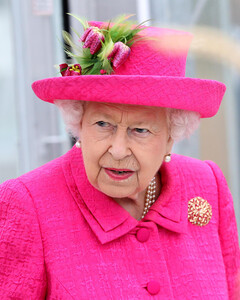 У Елизаветы II нет паспорта, зато было 30 корги и удостоверение водителя грузовика — что ещё мы не знаем про королеву?