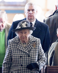 Королева Елизавета II просит прессу держаться подальше от принца Эндрю