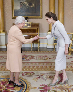 Почему Елизавета II так любит Анджелину Джоли