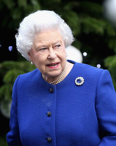 Выпросила: Елизавета II отправила Арчи новогодний подарок после того, как об этом попросила Меган Маркл