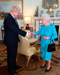 Никаких комментариев: Елизавета II хранит молчание после новости об отставке премьер-министра Великобритании Бориса Джонсона