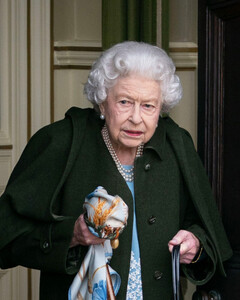 Стало известно о состоянии здоровья Елизаветы II после контакта с заболевшим COVID-19 Чарльзом