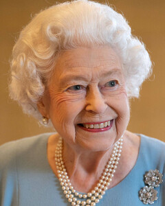 Работа не ждёт: Елизавета II возвращается к своим обязанностям после опасений о заражении COVID-19