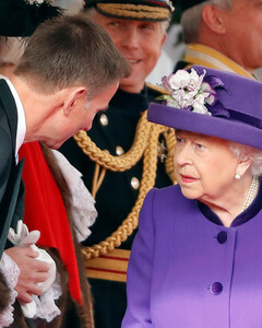 Доминирование и искренность: как Елизавета II нарушает правила кодекса во время беседы с гостями?