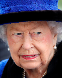 Елизавета II может подать в суд на сериал «Корона» за клевету