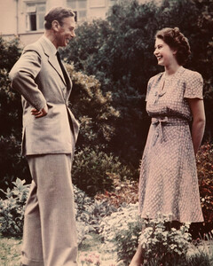 Помнит и любит: Елизавета II поделилась трогательным фото с королём Георгом VI в День отца