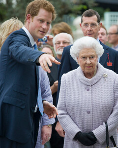 Елизавета II после рождения тезки-правнучки пригласила принца Гарри на обед