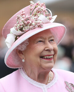 Как королевская семья поздравила Елизавету II с Международным женским днём?