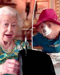 Елизавета II показала, что находится в её сумочке во время неожиданного чаепития с Медвежонком Паддингтоном