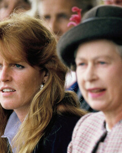 Елизавета II хотела отобрать у Сары Фергюсон её двух дочерей