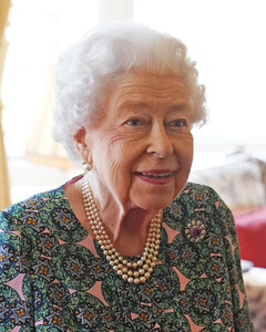 Из последних сил: Елизавета II признала свою немощность, но не может сдать позиции перед празднованием юбилея