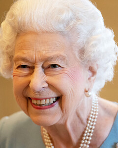 Романтическое фото принца Уильяма и Кейт Миддлтон было замечено на фоне юбилейного снимка королевы Елизавета II