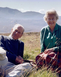 Королева Елизавета II поделилась личным снимком с принцем Филиппом за день до похорон