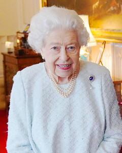 Омикрон всему виной: Елизавета II отменила предрождественский обед из-за вспышки нового штамма коронавируса