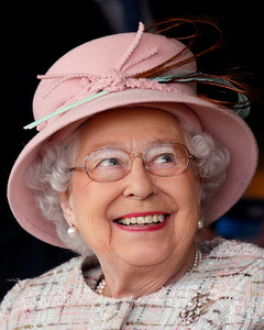 Ироничная хохотушка и любительница животных — королева Елизавета II, когда её никто не видит