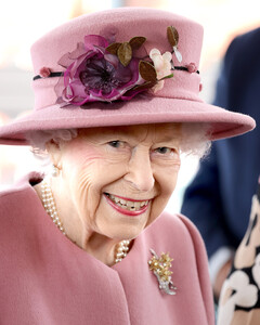 Елизавета II посетила крестины сыновей принцессы Евгении и Зары Тиндалл