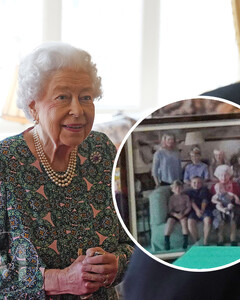 Рядом с прабабушкой: Елизавета II хранит фотографию сына Зары Тиндалл у себя в кабинете