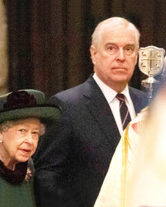 Почему королевскому фотографу приказали не снимать прибытие королевы Елизаветы II с принцем Эндрю?