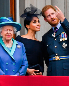Возвращаются в монархию? Елизавета II пригласила принца Гарри и Меган Маркл присутствовать на балконе Букингемского дворца