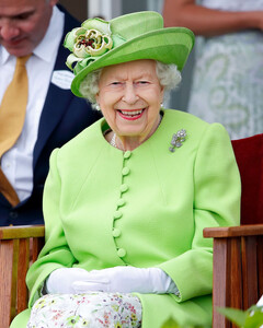 Почему Елизавета II всегда ставит монархию на первое место