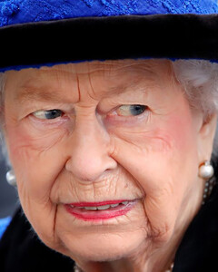 В 95 королева ягодка опять: Елизавета II отказалась принимать награду «старушка года»