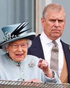 Маменькин сынок: Елизавета II платит за адвокатов принца Эндрю по делу о сексуальном насилии